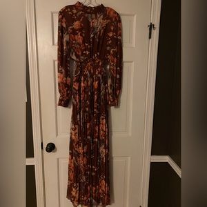 Beautiful dress! Only worn twice. Perfect for a wedding guest or family pics.